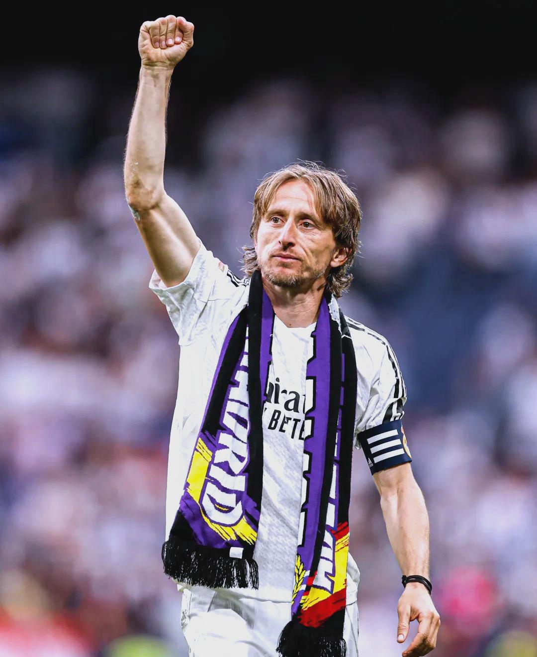 半场战报：巴西2-0塞内加尔，埃斯特旺、卡塞米罗建功