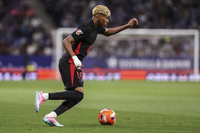 查洛巴问答：在足球界第一个朋友是芒特；第一件球衣是大罗的